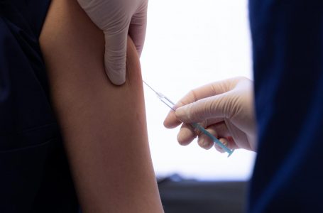 Pse disa kanë efekte anësore pas vaksinimit COVID-19?