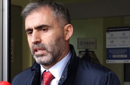 Avokati Besnik Berisha përjashtohet nga gjykimi për vrasjen e Agonis Tetajt