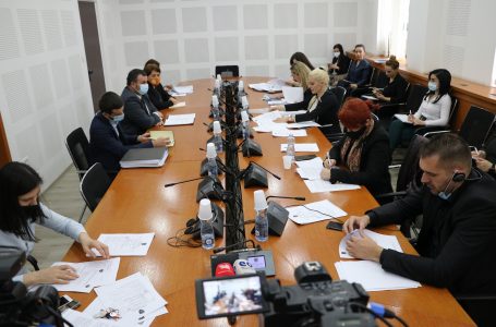 Deputetët kërkojnë nga ministrja Nagavci, që çështja e shamisë në shkolla të rregullohet me ligj