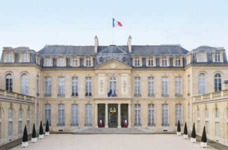 Takimi mes Kurtit dhe Macron nis me vonesë