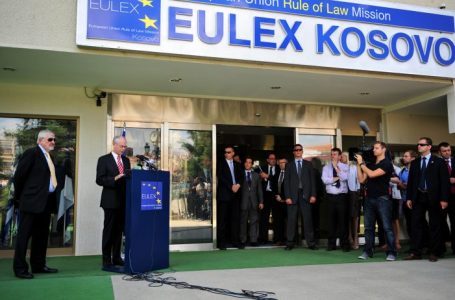 Simmons: EULEX-i ka bërë presion drejtësisë për të dhënë vendime politike kundër UÇK-së