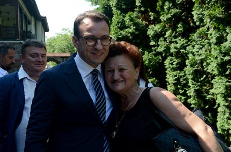 Dragica Gashiqit, që u kthye në Gjakovë, Petkoviqi i premton derë të blinduar dhe kamera të sigurisë në banesë