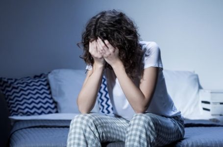 Izolimi nga pandemia rriti problemet me gjumin