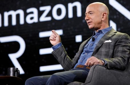 Jeff Bezos shet 2 miliardë dollarë aksione të Amazon