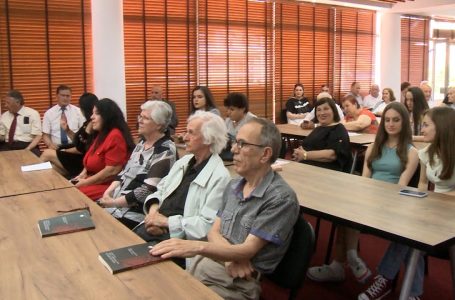 Manifestimi i poezisë mbarëkombëtare bënë bashkë krijuesit në Gjakovë