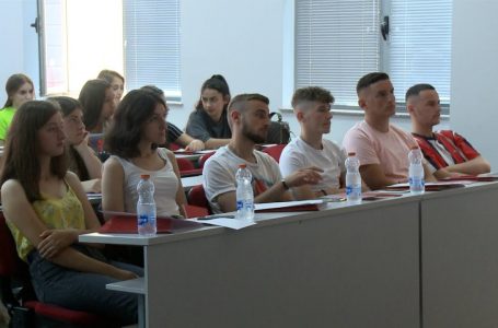 Ofrohen kurse pa pagesë për përgatitjen e maturantëve për testin e maturës