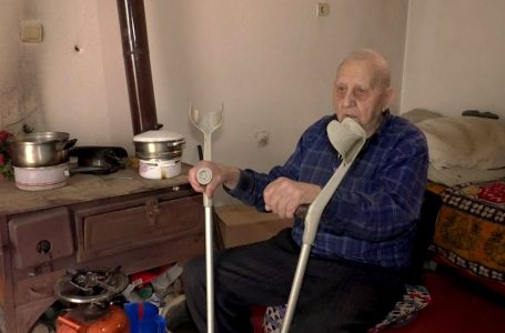 92 vjeçari që po jeton i vetëm mes katër mureve (video)