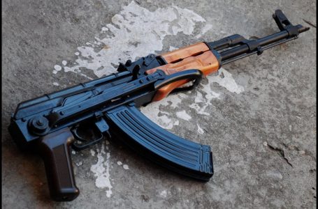 8 persona të armatosur me AK47 dhe revole i dalin në pritë një personi në Gjakovë