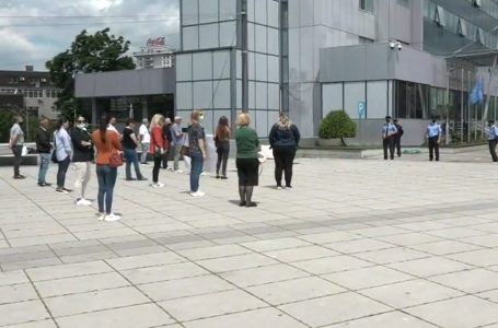 Punëtorët e Lotarisë protestojnë para Qeverisë, kërkojnë miratimin e ligjit dhe kthimin në vendet e punës