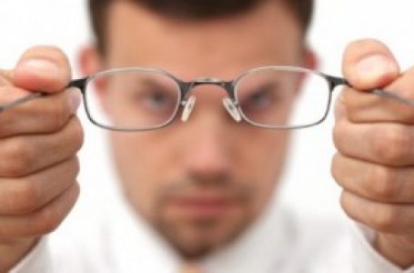 Shenjat që tregojnë se po humbisni shikimin