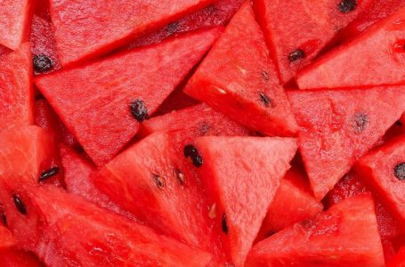 Ushqimet që duhet të konsumoni dhe ato që duhet të shmangni në verë