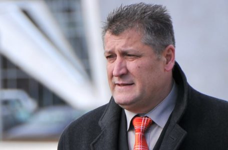 Zafir Berisha tregon pse s’po i mundësohet Malcolm Simmonsit raportimi në Kuvendin e Kosovës