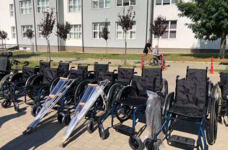 Handikosi i dhuron ShSKUK-së karroca, shëtitore e paterica