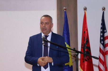 Dyshimet për helmim të qytetarëve nga uji i pijes, kryetari i Deçanit mban konferencë për media