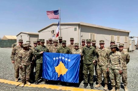 Në kazemrat e FSK-së ngritet flamuri amerikan, në nder të Ditës së Pavarësisë së SHBA-ve