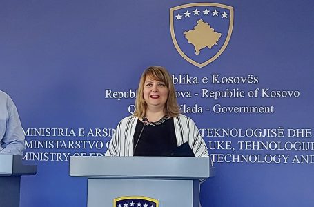 Zv.ministrja e Arsimit thotë se po përgatiten që mësimi të zhvillohet në shkolla
