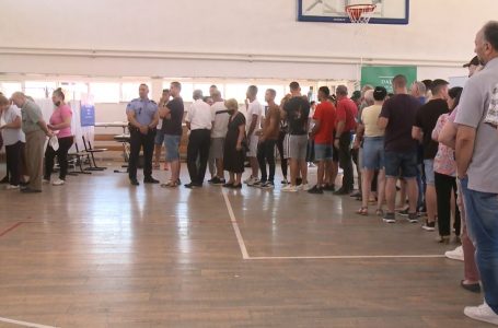 Radhë të gjata sot në qendrën e vaksinimit