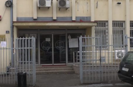 Qytetarët sytë nga Gjykata, presin vendimin për largimin e serbes nga Banesa e Komunës