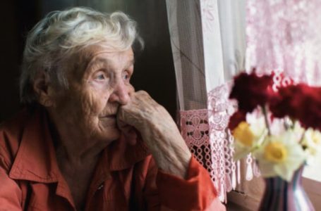 Studimi i fundit, vetmia ua shkurton deri në 5 vjet jetën të moshuarve