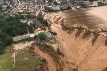 Përmbytjet në Gjermani, toka hapet në Erftstadt