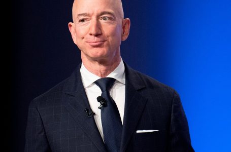 Jeff Bezos pensionohet si njeriu më i pasur në botë