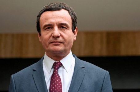 Kryeministri Albin Kurti ngushëllon Kadri Veselin dhe familjen e tij për vdekjen e babait