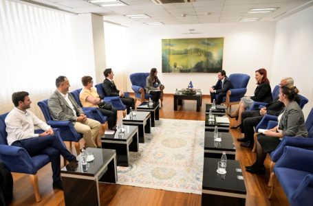 Kurti takohet me përfaqësues të OJQ-ve, diskutojnë për të drejtat e njeriut