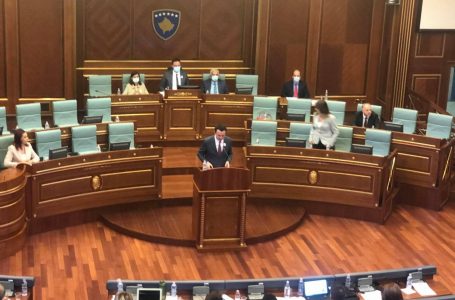 Kuvendi voton rezolutën për gjenocidin në Srebrenicë, Kurti paralajmëron padi ndaj Serbisë