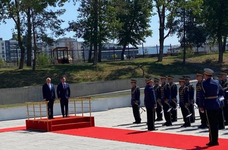 Gjenerali Clark pritet me nderime të larta ushtarake