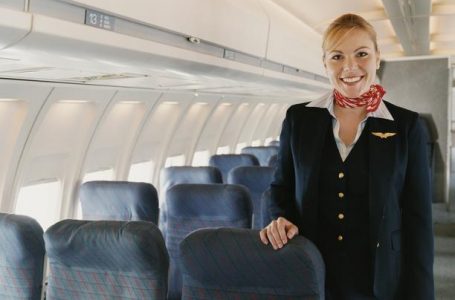 Stjuardesat tregojnë 10 gjëra që s’duhet t’i vishni kur udhëtoni me avion