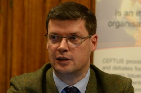 Profesori britanik fajëson Bashkimin Evropian për ngecjet në dialogun Kosovë-Serbi
