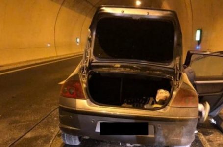 Një veturë përfshihet nga flakët në tunelin e Kalimashit
