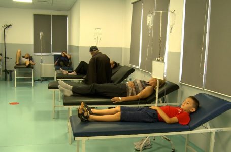 Helmohen qindra qytetarë të Deçanit, dyshohet tek uji i pijes