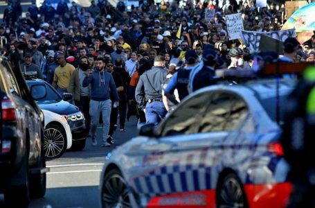 Gjysma e Australisë në karantinë, nisin protestat