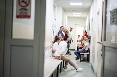 Infektologu kosovar: Bakteret e gjetura në ujin e Deçanit mund të ishin shumë të rrezikshme për fëmijët