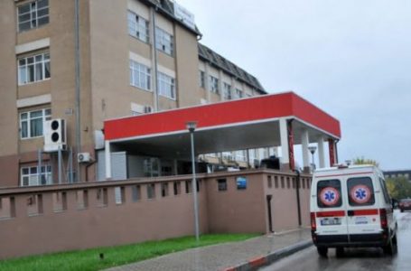 Aksident trafiku në Gjakovë: Vetura godet traktorin, shoferi dërgohet në gjendje të rëndë në QKUK