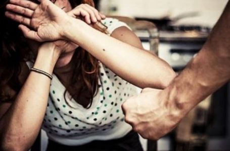 Rrahu të fejuarën për shkaqe xhelozie