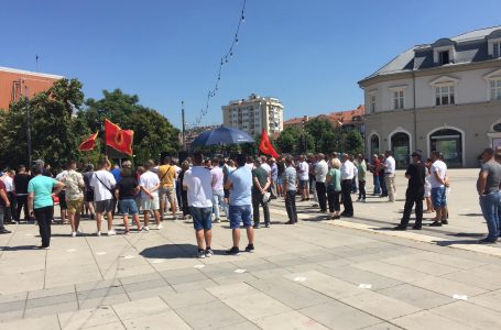Veteranët protestojnë para qeverisë, kërkojnë reagim për lirimin e ish krerëve të UÇK-së