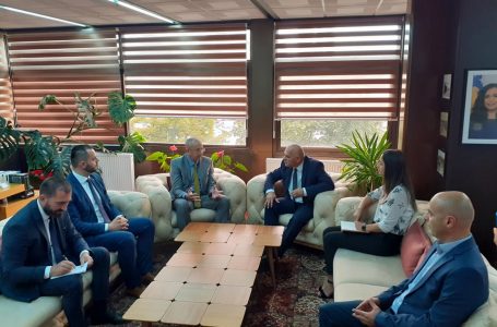 Ambasadori i ri i OSBE-së në Kosovë Michael Davenport viziton Gjakovën