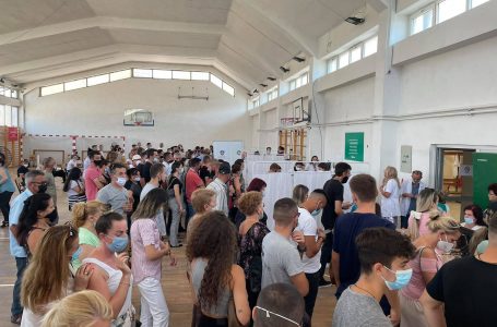 Fluks i madh në qendrën e vaksinimit “Fehmi Agani” në Gjakovë