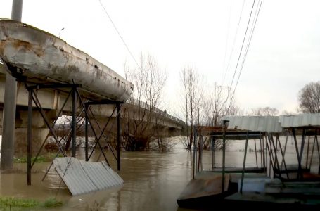 Përkundër rrezikshmërisë, vazhdon qarkullimi mbi urën në fshatin Rogovë