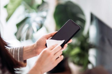 Pse duhet dhe si ta pastroni e dezinfektoni smartphone-n tuaj?