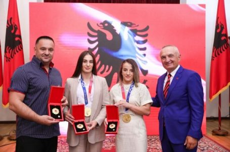 ​Xhudistet Distria Krasniqi dhe Nora Gjakova, vlerësohen me dekoratën “Nder i Kombit” nga presidenti Meta