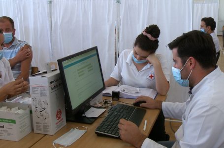 Vullnetarët e Kryqit të Kuq po ndihmojnë personelin shëndetësor në procesin e vaksinimit