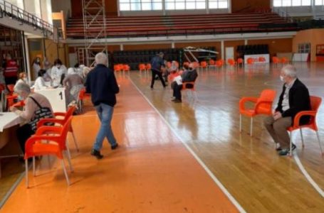 Drejtori i QKMF-së në Prizren u kërkon falje qytetarëve që pritën gjatë për t’u vaksinuar