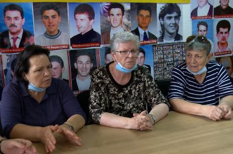 E dhimbshme, Luljeta Sharani tregon se si kthehen mbetjet mortore të bijëve të tyre