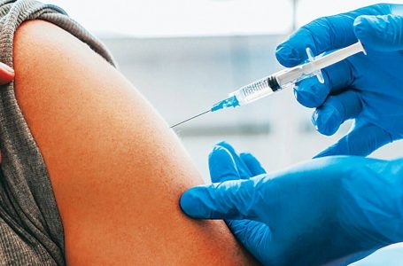 Të vaksinuarit po i mbijetojnë virusit