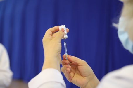 Mbi 16 mijë mësimdhënës dhe 21 mijë infermierë janë vaksinuar në Kosovë