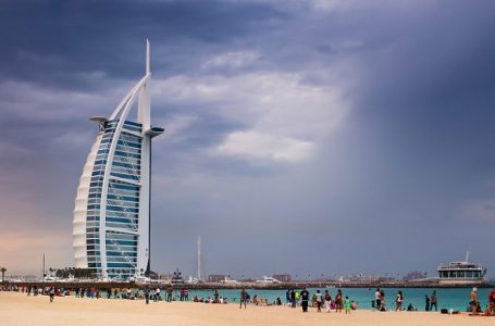 Emiratet e Bashkuara Arabe po përdorin dronë për të “krijuar” shi