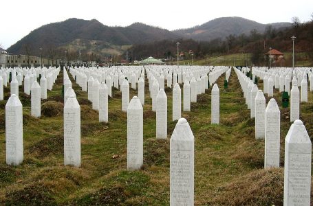 Rrjetet sociale do të fshijnë postimet që mohojnë gjenocidin në Srebrenicë
